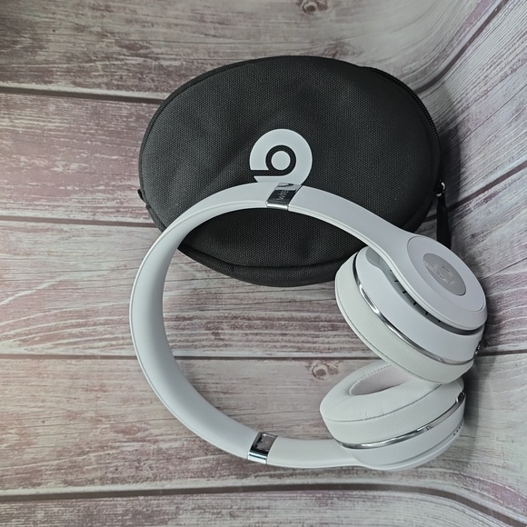 Beats Solo3 Wireless On-Ear Headphones Like New Barley Used - Silver**